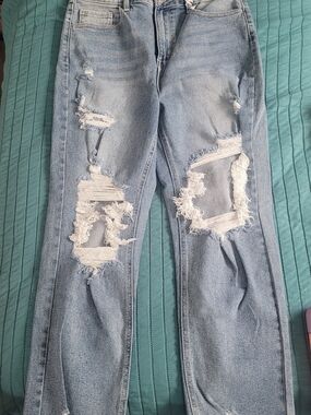 Light Blue Distressed Women’s Jeans - Classic Ripped Style